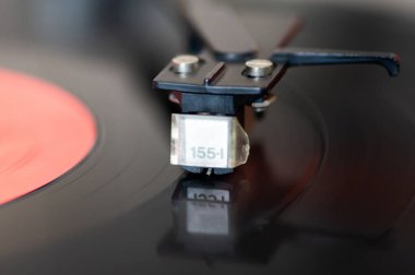 Vinil plaktaki fişek başlığının yakın çekimi, analog retro müzik, vinil disk koleksiyonu, vintage ekipman