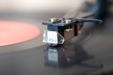 Vinil plaktaki fişek başlığının yakın çekimi, analog retro müzik, vinil disk koleksiyonu, vintage ekipman