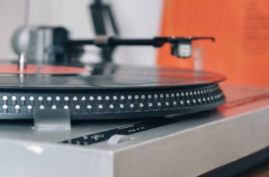 Vinil plaktaki fişek başlığının yakın çekimi, analog retro müzik, vinil disk koleksiyonu, vintage ekipman