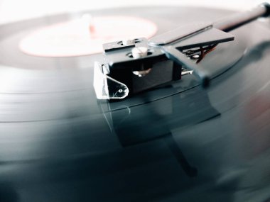 Vinil plaktaki fişek başlığının yakın çekimi, analog retro müzik, vinil disk koleksiyonu, vintage ekipman