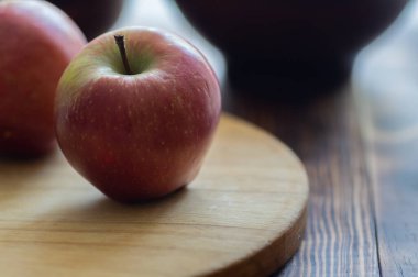 Tahtadaki kırmızı elmanın yakın çekimi..