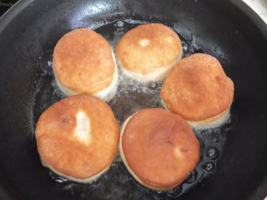 Krapfen, Berliner ya da Pfannkuchen denilen deliksiz geleneksel Alman ya da Avusturya usulü kızarmış çörekler.