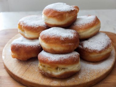 Krapfen, Berliner ya da Pfannkuchen denilen deliksiz geleneksel Alman ya da Avusturya usulü kızarmış çörekler.