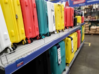 Süpermarket vitrininde farklı renkte valizler