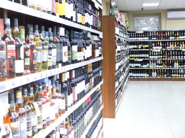 Likörlü bir dükkan. Bir sırada şarap şişeleri