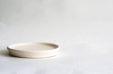 Açık arkaplanda seramik ışık duruşu, kompozisyon için