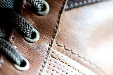 Kahverengi ayakkabılardaki bağcıklara yakın çekim