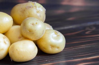 Ahşap bir arka planda duran patatesin yakın çekimi