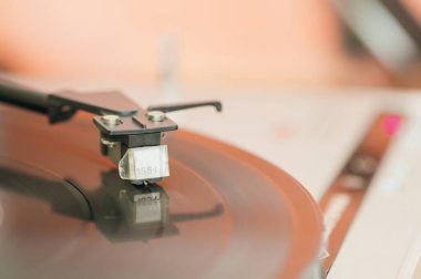 Vinil plaktaki fişek başlığının yakın çekimi, analog retro müzik, vinil disk koleksiyonu, vintage ekipman