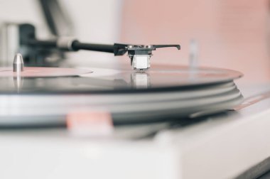 Vinil plaktaki fişek başlığının yakın çekimi, analog retro müzik, vinil disk koleksiyonu, vintage ekipman