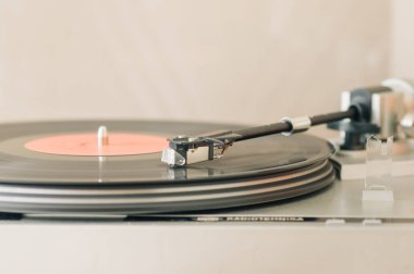 Vinil plaktaki fişek başlığının yakın çekimi, analog retro müzik, vinil disk koleksiyonu, vintage ekipman