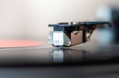 Vinil plaktaki fişek başlığının yakın çekimi, analog retro müzik, vinil disk koleksiyonu, vintage ekipman