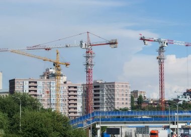 Büyük bir inşaat vincinin inşaatı