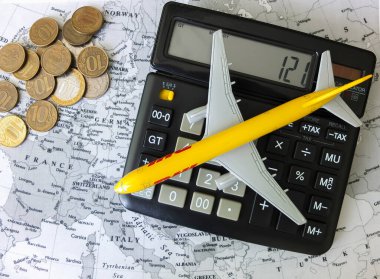 Harita hesaplayıcı uçak ve para. Turizm biletleri