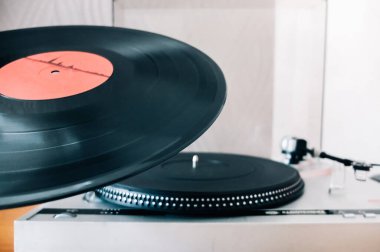 Vinil plaktaki fişek başlığının yakın çekimi, analog retro müzik, vinil disk koleksiyonu, vintage ekipman