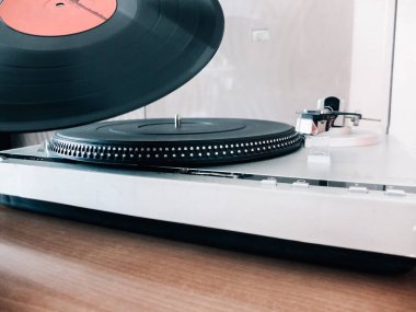 Vinil plaktaki fişek başlığının yakın çekimi, analog retro müzik, vinil disk koleksiyonu, vintage ekipman