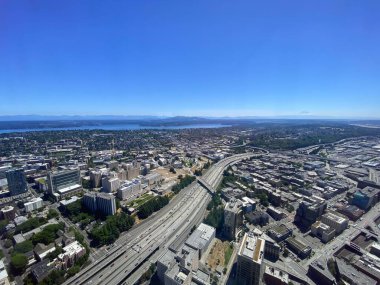 Seattle iş bölgesi ve arka planında Mount Rainier var. Seattle, ABD 'de güneşli bir günde.