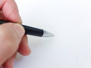 Bir kağıt parçasına yazı yazan adam. İş konsepti