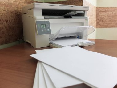 Tarayıcı ya da tarama belgesi ya da yazıcı için ofis ekipmanı çalışma yeri