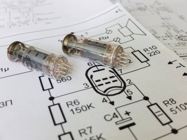 Radyo tüpleri ve diğer ekipmanlarla vakum tüpü yükselticisinin elektronik devresi