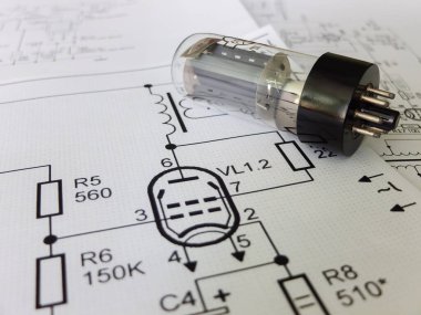 Radyo tüpleri ve diğer ekipmanlarla vakum tüpü yükselticisinin elektronik devresi