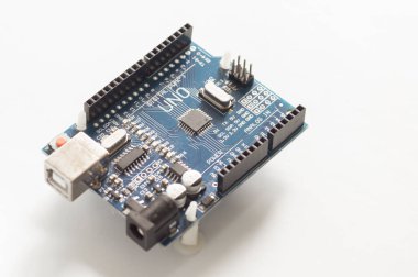 Arduino UNO 'nun mavi renkli programlama kurulu beyaz arkaplanda izole edildi