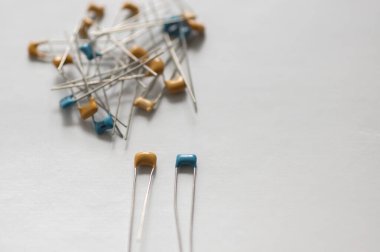 Beyaz arkaplanda renk işaretleri olan seramik kapasitörler
