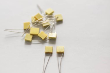 Beyaz arkaplanda renk işaretleri olan seramik kapasitörler