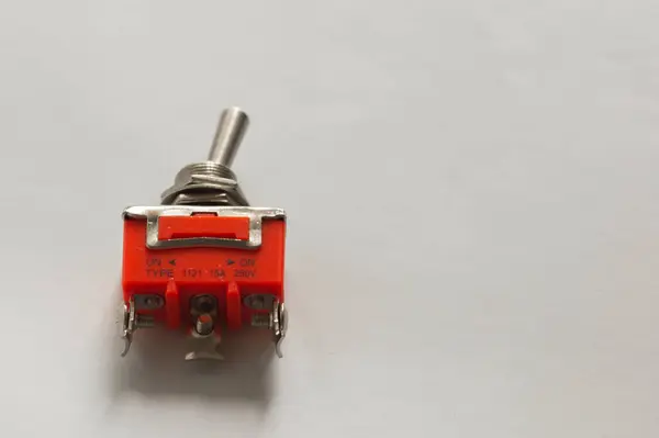 Beyaz bir arka plan üzerinde izole kırmızı açma/kapatma düğmesi