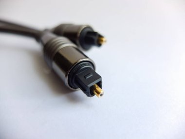 Beyaz arkaplanda izole edilmiş optik ses kablosunun yakın çekimi