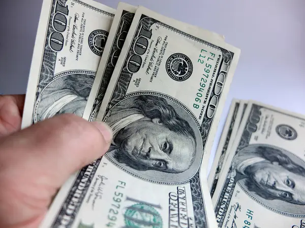 Yakın çekim nakit, 100 dolarlık banknotlar, 50 dolarlık banknotlar, 20 dolarlık banknotlar