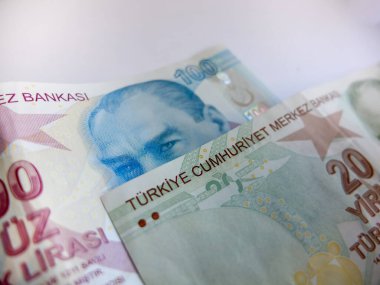 Türk Lirası. Türk parası, yüzlerce Türk lira banknotuna yakın. Türkiye 'nin para birimi olan lira banknotlu para arkaplanı veya konsept yüzey fotoğrafı.