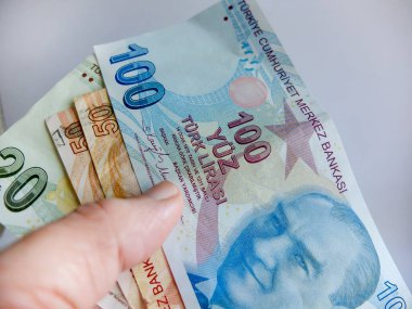 Türk Lirası. Türk parası, yüzlerce Türk lira banknotuna yakın. Türkiye 'nin para birimi olan lira banknotlu para arkaplanı veya konsept yüzey fotoğrafı.