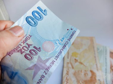 Türk Lirası. Türk parası, yüzlerce Türk lira banknotuna yakın. Türkiye 'nin para birimi olan lira banknotlu para arkaplanı veya konsept yüzey fotoğrafı.