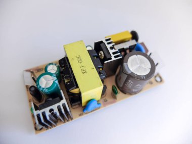 AC-DC yönetim kurulu elektrikli cihazlar için güç kaynağı modülünü değiştiriyor. izole nesne