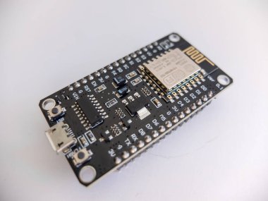 ESP8266 NodeMCU mikro denetleyici beyaz arkaplanda izole edildi