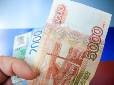 Rus banknotları yakın planda. Arka planda ulusal bayrak