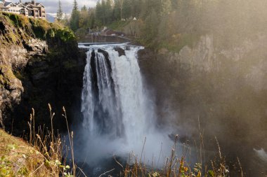 Washington 'da yemyeşil ve sisli Snoqualmie Falls