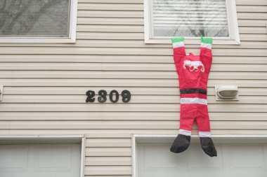 Noel Baba pencereden tırmanır. Noel için evi dekore ediyorum.