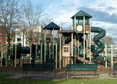 Parktaki çocuk parkında slaytlarla