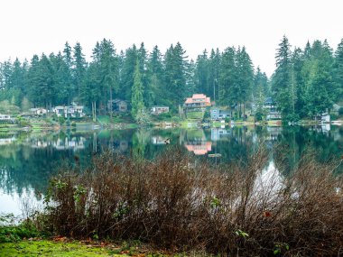 Sonbahar, ağaçların ve göldeki evin yansıması. Arkaplan için manzara