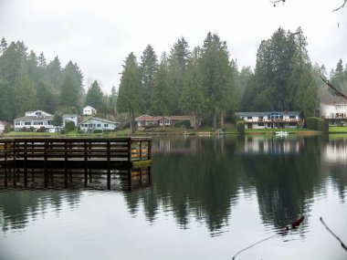 Sonbahar, ağaçların ve göldeki evin yansıması. Arkaplan için manzara