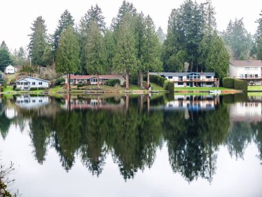Sonbahar, ağaçların ve göldeki evin yansıması. Arkaplan için manzara