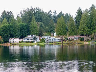 Sonbahar, ağaçların ve göldeki evin yansıması. Arkaplan için manzara