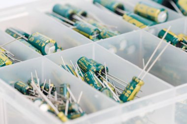 Elektronik cihazlarda kullanılan izole kondansatör. Elektronik parçalar kavramı