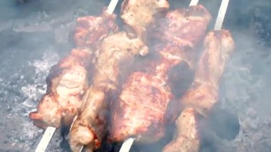 Mangal 'da shashlik. Ateşte et pişirmek. Salamura edilmiş şiş mangal ızgarasında mangal yapmaya hazırlanıyor. Mangal ve piknik zamanı.