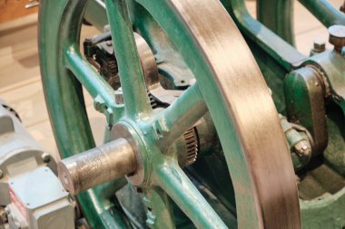 Endüstriyel buhar makinesinin dönme dolabının yakın çekimi.