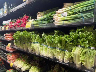 Milton WA USA, 12 Mart 2025 Pazar vitrininde çeşitli organik sebzeler var - havuç, soğan, pancar, lahana, patates, yeşillik