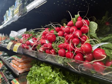 Milton WA USA, 12 Mart 2025 Pazar vitrininde çeşitli organik sebzeler var - havuç, soğan, pancar, lahana, patates, yeşillik