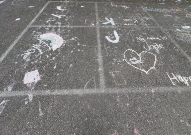 Asfalta çocuk tebeşiri çizimleri.